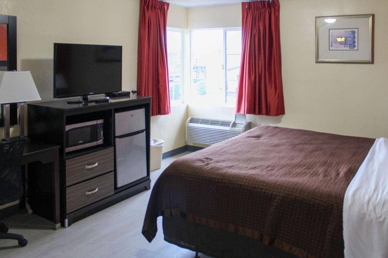 Rodeway Inn Medford South I-5 Екстериор снимка